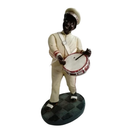 FIGURA DECORACION MUSICO CAJA PERCUSION RESINA