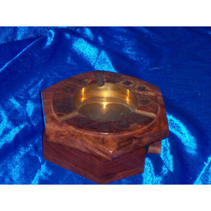 CENICERO DE MADERA Y METAL CON BARAJA EN SU INTERIOR